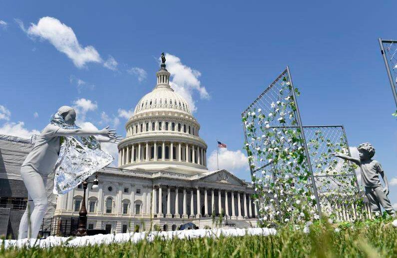 7 de mayo - Una muestra artística, consistente de una madre que intenta alcanzar a su hijo, es exhibida afuera del Capitolio, en Washington, para conmemorar el primer aniversario de la política de “cero tolerancia” del gobierno del presidente Donald Trump para la separación de familias de inmigrantes. FOTO: Susan Walsh / AP