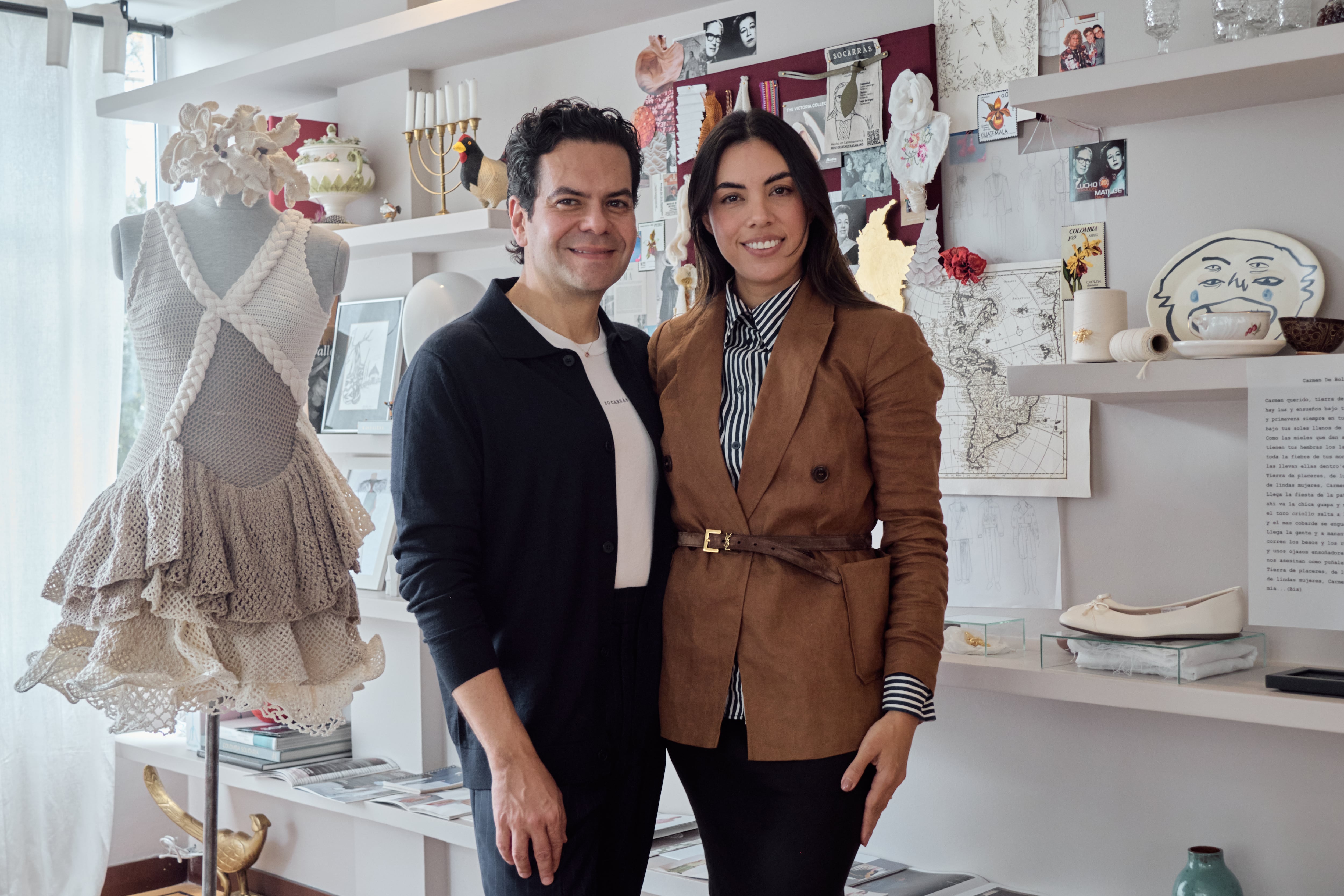 Carolina Tejada, gerente de retail y marketing en Bata Colombia junto al diseñador Juan Pablo Socarrás.