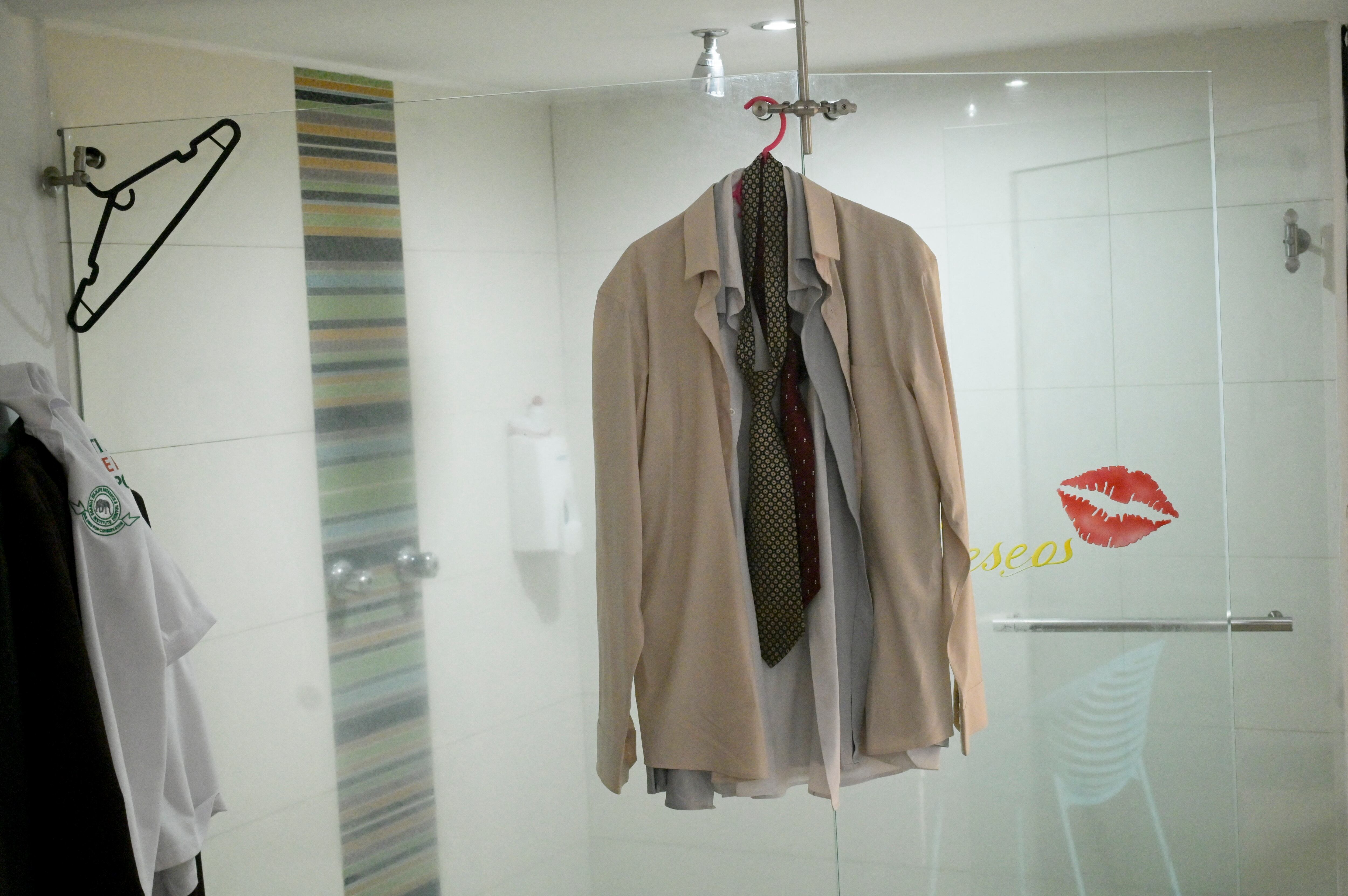 Dada la falta de armarios en los moteles, los extranjeros deben colgar la ropa por toda la habitación.