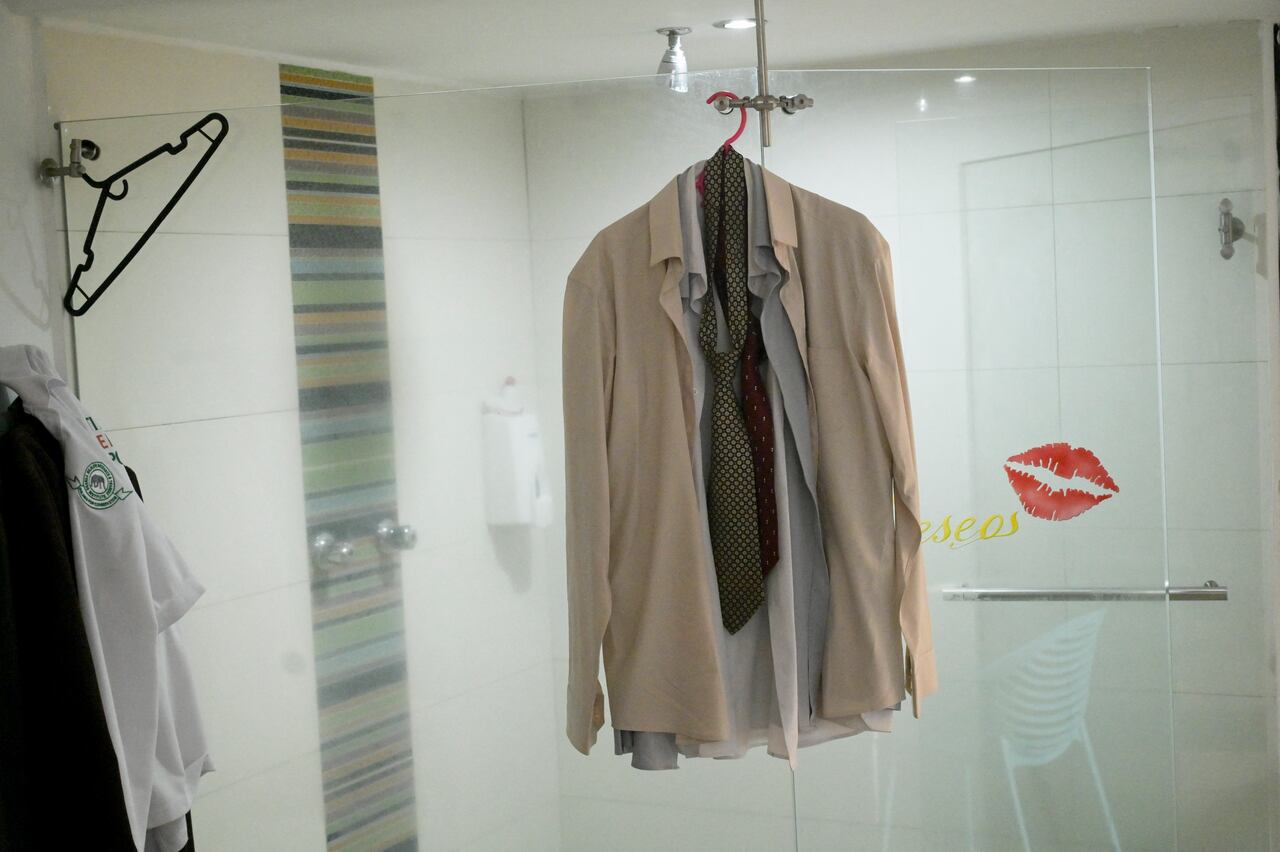 Dada la falta de armarios en los moteles, los extranjeros deben colgar la ropa por toda la habitación.