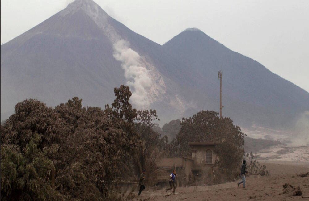 La furia de la montaña dejó a su paso una cantidad indeterminada de personas muertas (aunque al cierre de esta edición las autoridades habían confirmado alrededor de 100), cerca de 200 desaparecidos y 1,7 millones de damnificados. Foto: AP