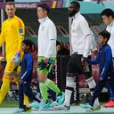 Los jugadores ingresan al campo antes del partido de fútbol del grupo E de la Copa Mundial entre Alemania y Japón, en el Estadio Internacional Khalifa en Doha, Qatar, el miércoles 23 de noviembre de 2022.