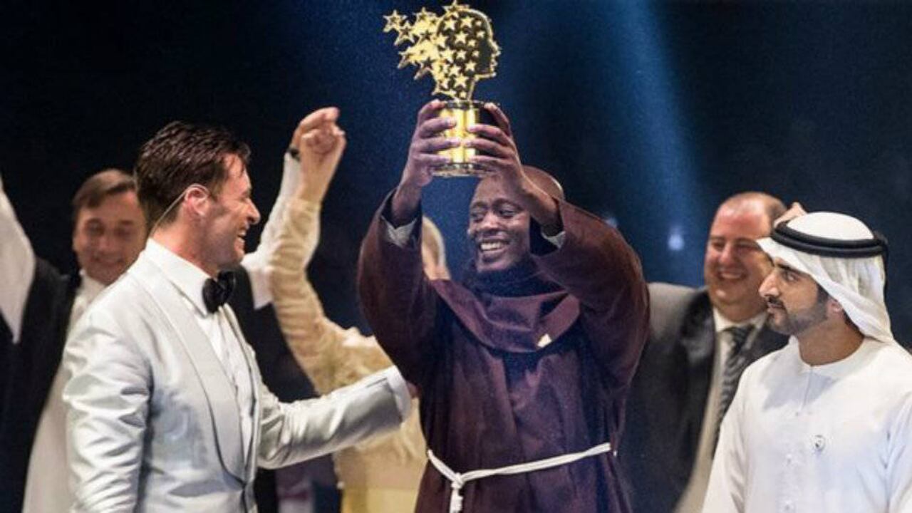 El hermano Peter Tabichi dona la mayor parte de su salario para ayudar a sus alumnos y ha sido elogiado como un "profesor excepcional".