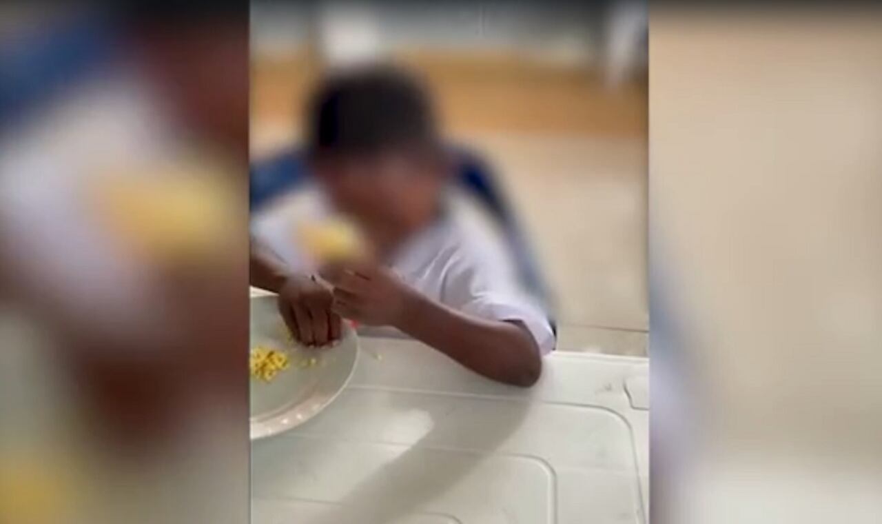 Los niños de la IE La Variante, en el municipio de Cértegui, Chocó, deben consumir los alimentos con las manos porque no les entregan cubiertos.