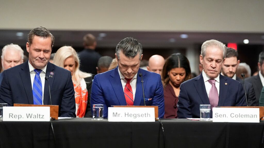 Pete Hegseth, centro, elección del presidente electo Donald Trump para ser secretario de Defensa, aparece ante el Comité de Servicios Armados del Senado para su audiencia de confirmación con el representante Michael Waltz, republicano por Florida, izquierda, y el ex senador Norm Coleman durante un momento de Silencio por la ciudad de Los Ángeles, en el Capitolio de Washington, el martes 14 de enero de 2025. (Foto AP/Alex Brandon)