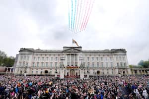 Las flechas rojas de la Royal Air Force vuelan sobre el Palacio de Buckingham mientras el rey Carlos III y la reina Camila de Gran Bretaña saludan a la multitud desde el balcón después de la ceremonia de coronación en Londres