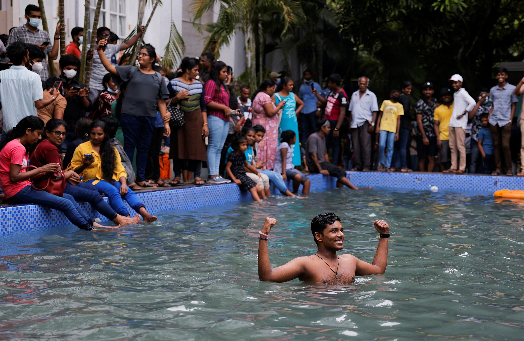 En imágenes : Manifestantes de Sri Lanka ocupan residencias de presidente y primer ministro