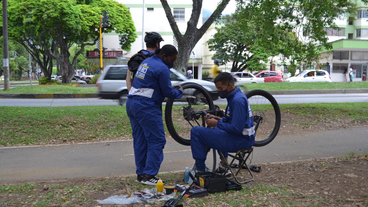 Durante los próximos cuatro meses, Los 'Bicidoctores', recorrerán las principales vías y zonas de la ciudad para prestar sus servicios de mecánica, gratuitos, a cualquier usuario con su bicicleta.