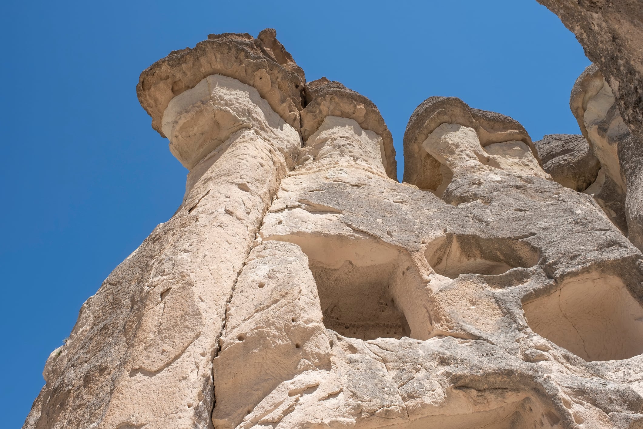 En un viaje a las “Chimeneas de hadas”, los visitantes pueden disfrutar de paseos en globo aerostático, senderismo y explorar antiguas ciudades subterráneas, todo en un entorno mágico.