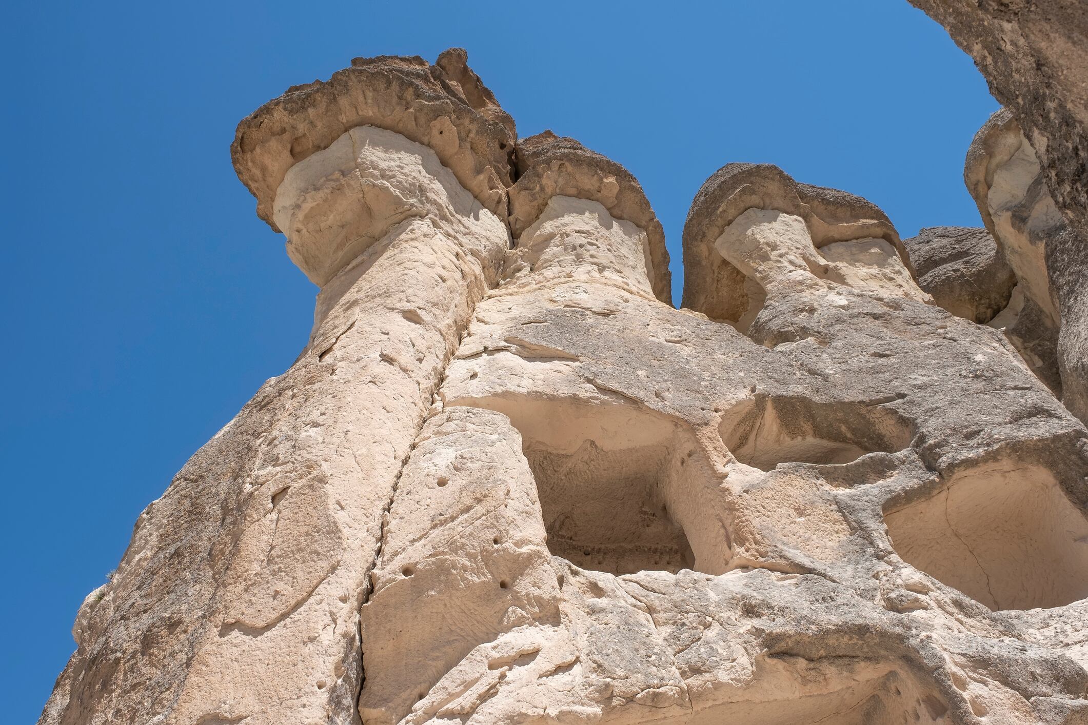 En un viaje a las “Chimeneas de hadas”, los visitantes pueden disfrutar de paseos en globo aerostático, senderismo y explorar antiguas ciudades subterráneas, todo en un entorno mágico.