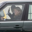 Esta es la foto que delata la posible reconciliación entre el príncipe Andrés y su exesposa, Sarah Ferguson. Ambos se dirigen al castillo de Balmoral, la mansión de verano de la reina Isabel II. Es la primera vez desde 1992 que la monarca invita a Ferguson a quedarse allí.