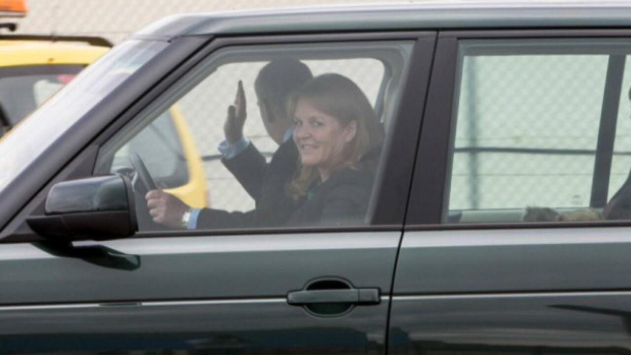 Esta es la foto que delata la posible reconciliación entre el príncipe Andrés y su exesposa, Sarah Ferguson. Ambos se dirigen al castillo de Balmoral, la mansión de verano de la reina Isabel II. Es la primera vez desde 1992 que la monarca invita a Ferguson a quedarse allí.