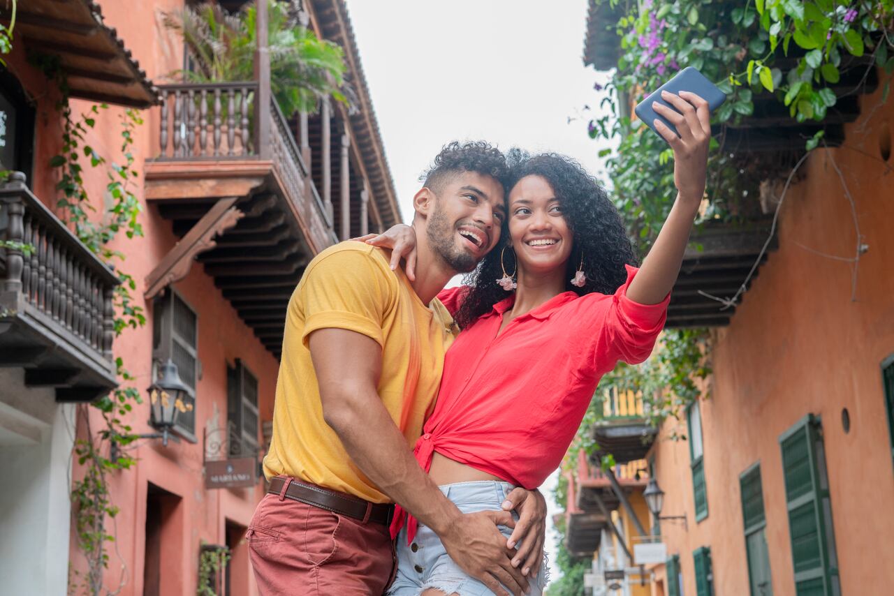 Pareja latina en las calles históricas de Cartagena