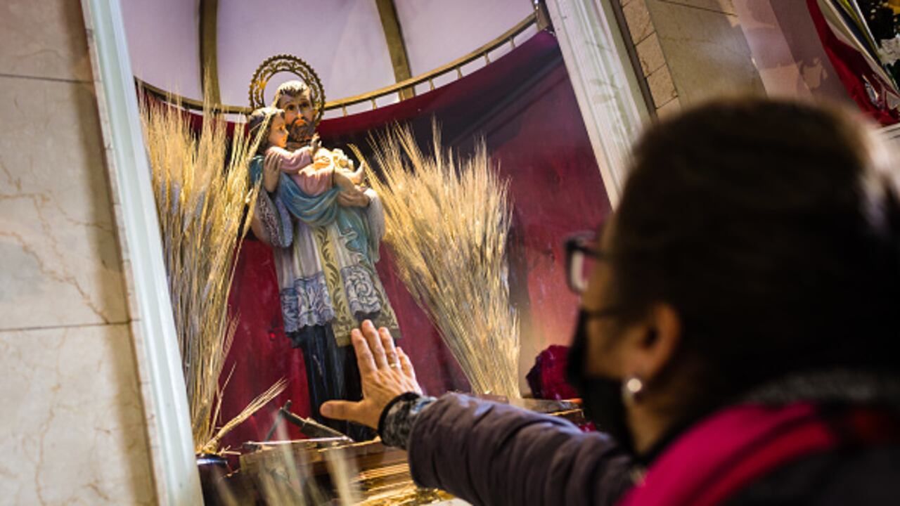 Un santo que fue un presbítero italiano, fundador de la Orden de Clérigos Regulares Teatinos.