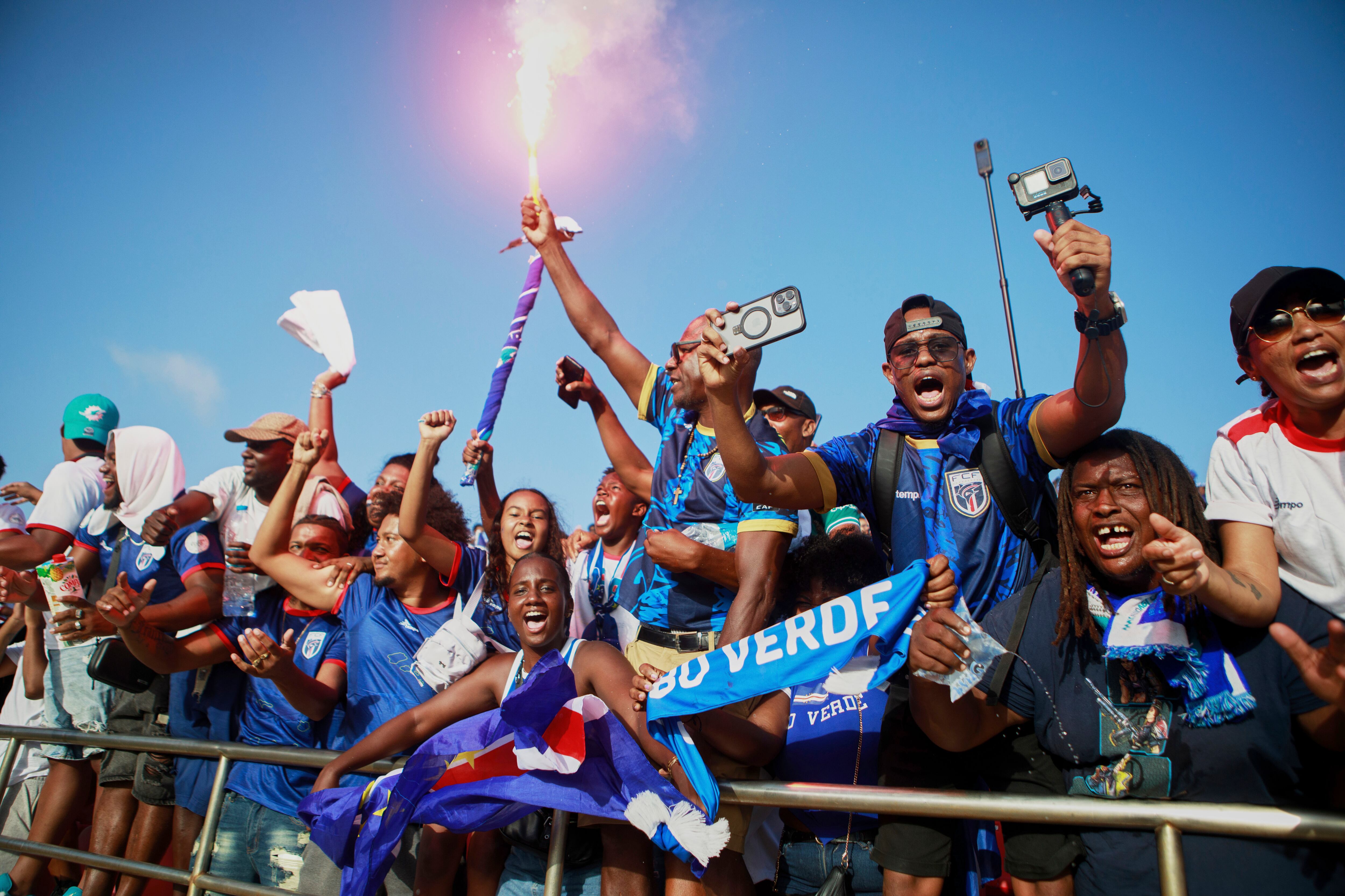 Los aficionados celebran en las gradas después de que Cabo Verde derrotara a Eswatini en un partido de fútbol de clasificación para la Copa Mundial en el Estádio Nacional en Praia, Cabo Verde, el lunes 13 de octubre de 2025, para asegurar su clasificación para la Copa Mundial 2026. (Foto AP/Cristiano Barbosa)