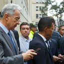 expresidente Alvaro Uribe y su abogado defensor, Jaime Granados, acudieron al Palacio de Justicia para presentar un documento de 125 paginas con sus objeciones contra el auto de hace una semana, en el que la Corte Suprema de Justicia determino investigar al exmandatario por manipulación de testigos
en contra del tambien congresista Ivan Cepeda
Alvaro Uribe y celular
Bogota feb 23 2018
foto Guillermo Torres revista Semana