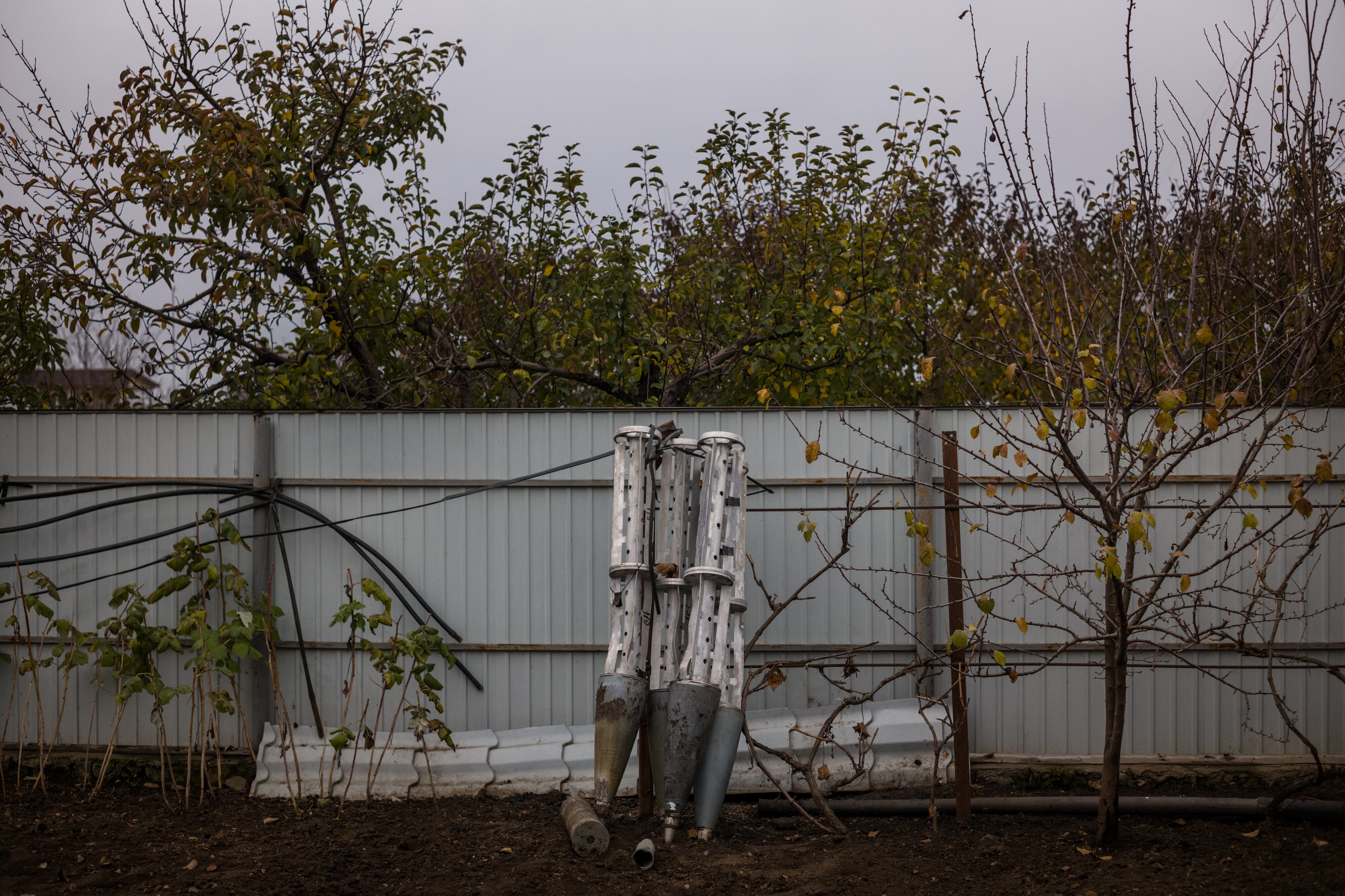 Portadores de bombas de racimo recogidos por Oleksandr Pashchenko (42) de sus campos en un pueblo de Zelenyj Hai, Ucrania