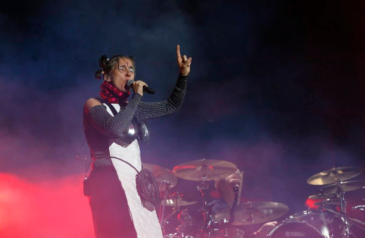 La cantante colombiana Andrea Echeverri salió vestida con el look que usó en el famoso Unplugged, en el que interpretó junto a Cerati una bella versión de "En la ciudad de la furia". Foto: Guillermo Torres Reina.