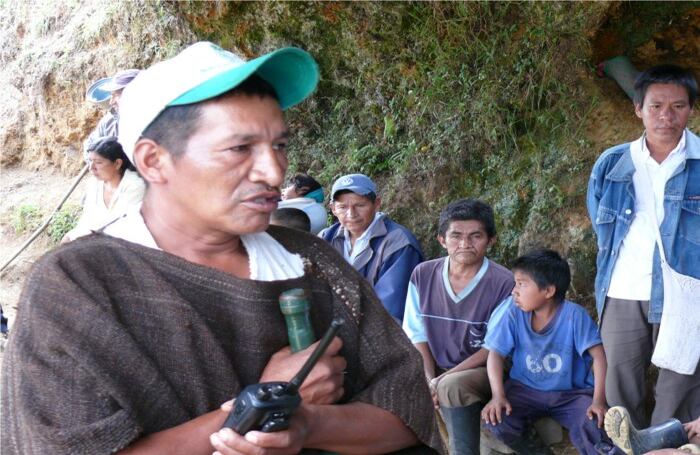 Aurelio Ipiadagua, es uno de los líderes de la Guardia Indígena que mantiene un retén en la parte más alta de la vereda El Trapiche. Requisan todo lo que pase por el camino: buscan armas, coca, explosivos o simplemente extraños.