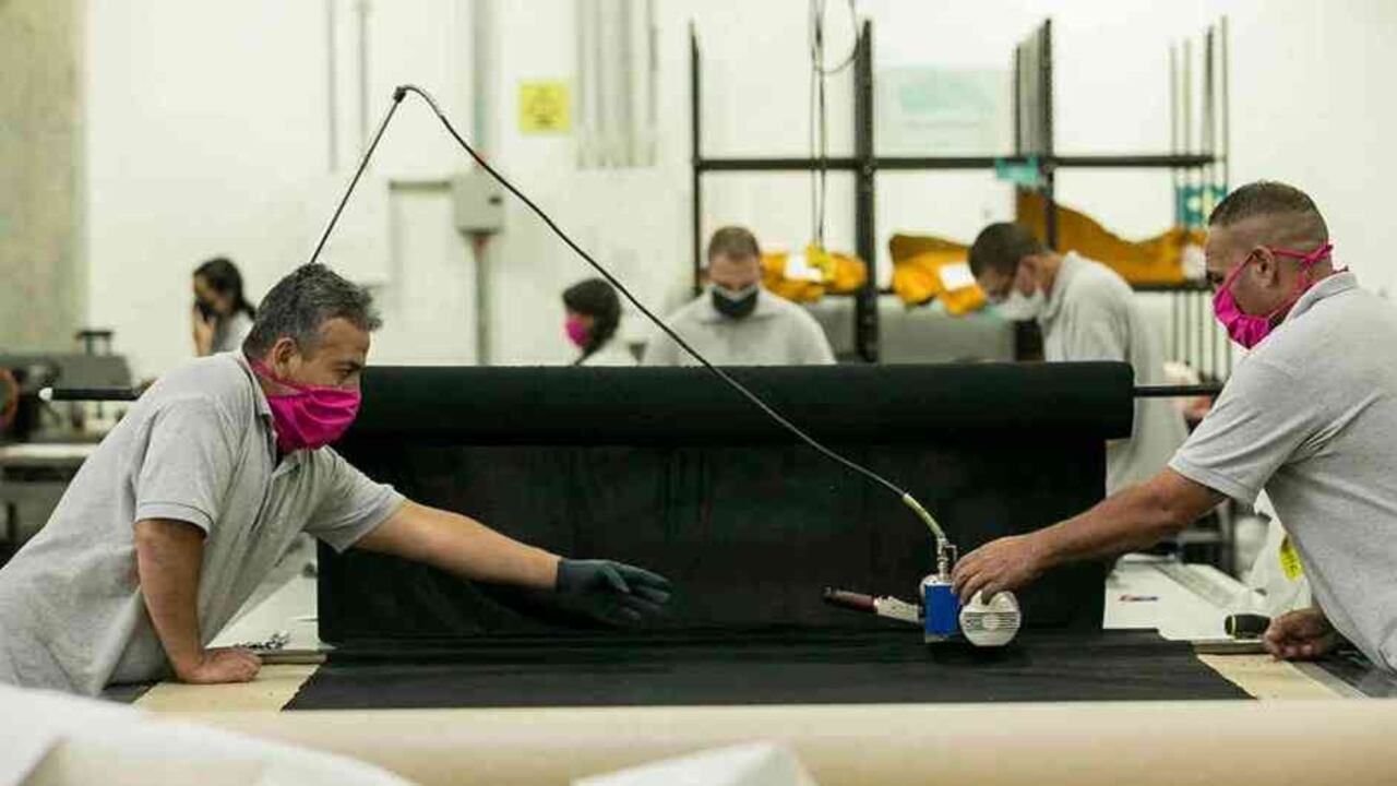 Empresas de diversos sectores retomaron sus labores con protocolos de bioseguridad. Foto: David Estrada Larrañeta/SEMANA