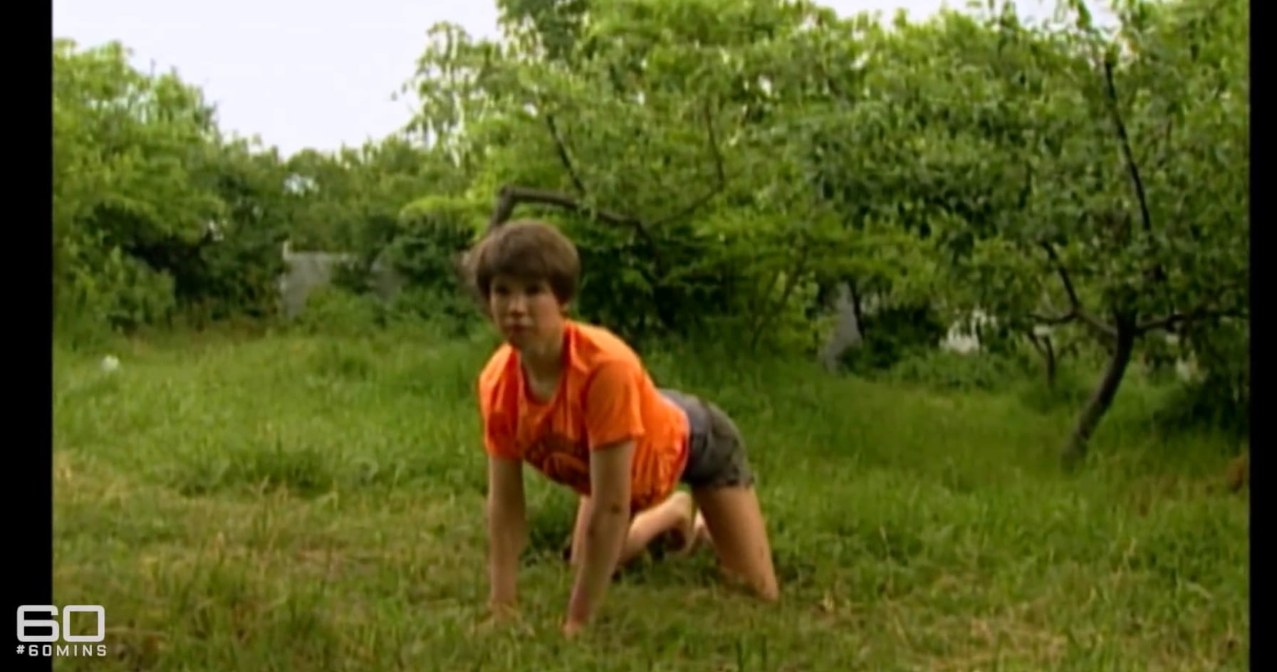 Una noche, sus padres alcohólicos la dejaron por fuera de la casa y desde entonces buscó refugio con los perros. Así la mostró un documental del program 60 Minutes, de Australia.