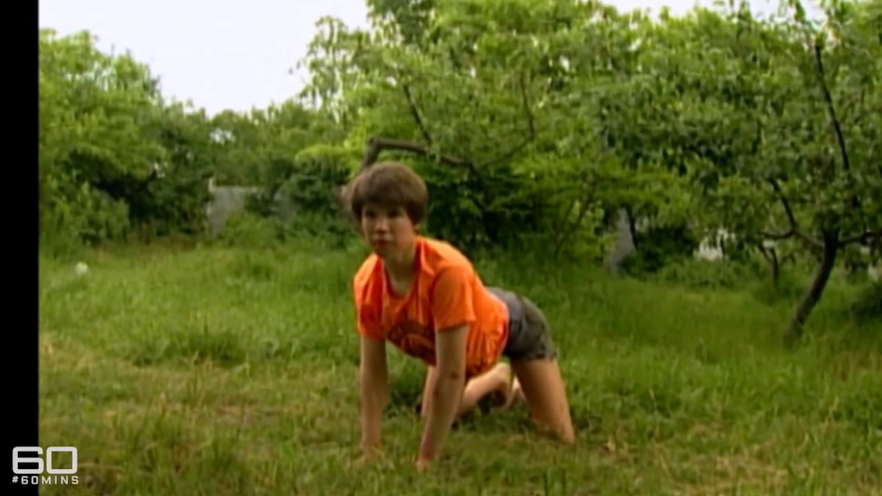 Una noche, sus padres alcohólicos la dejaron por fuera de la casa y desde entonces buscó refugio con los perros. Así la mostró un documental del program 60 Minutes, de Australia.