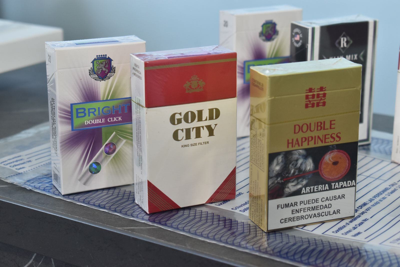 Cajas de cigarrillos de contrabando confiscadas durante una operación policial. El contrabando de tabaco es un problema creciente que afecta la economía y la seguridad en varios países.