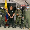 En esta foto difundida por la oficina de prensa de la presidencia de Colombia, uno de los narcotraficantes más buscados del país, Dairo Antonio Usuga, alias "Otoniel", líder del violento cartel Clan del Golfo, es presentado ante los medios en una base militar en Necoclí, Colombia, 23 de octubre de 2021.