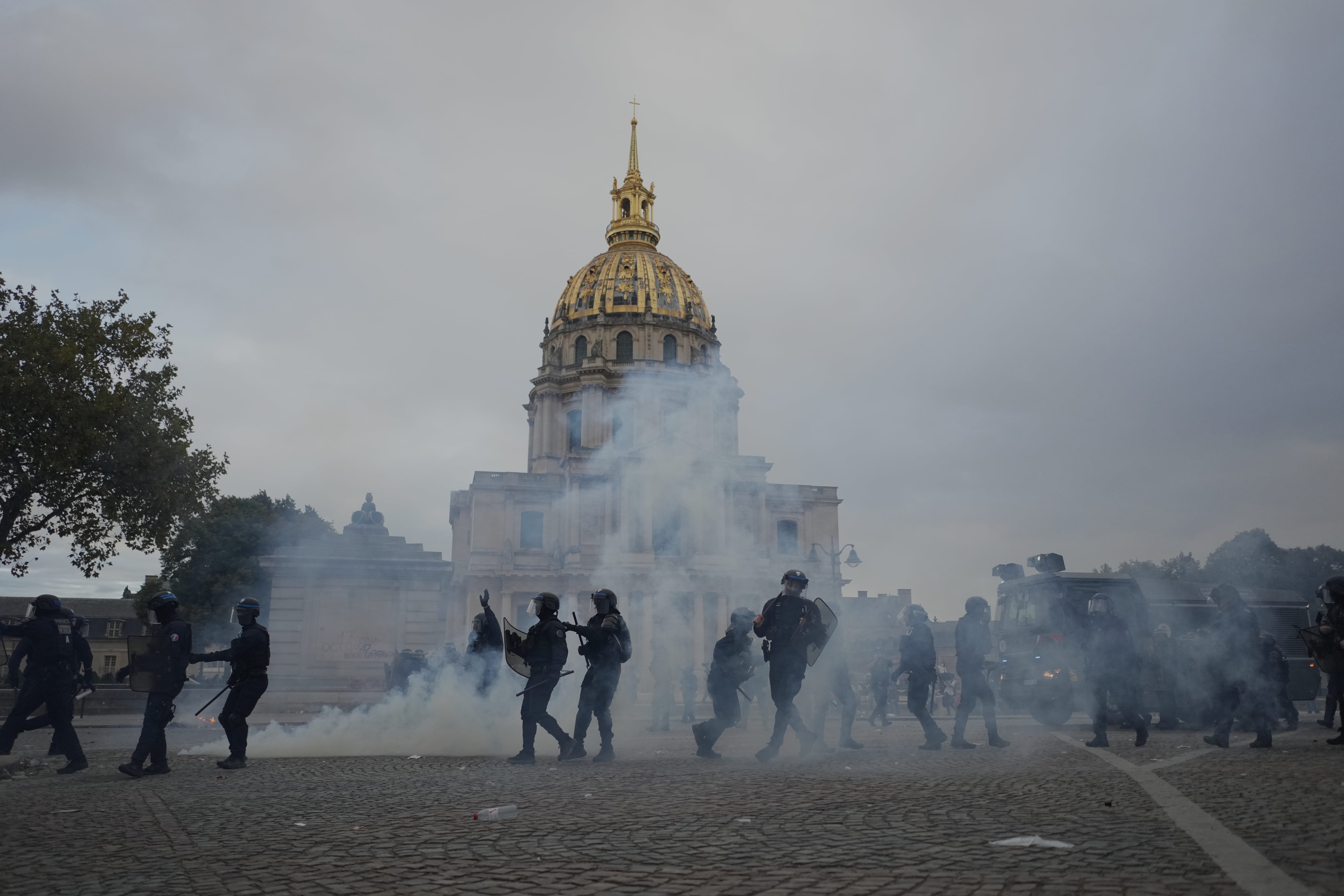 La policía encara a manifestantes en una protesta por el financiamiento escolar en Francia.