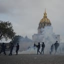 La policía encara a manifestantes en una protesta por el financiamiento escolar en Francia.