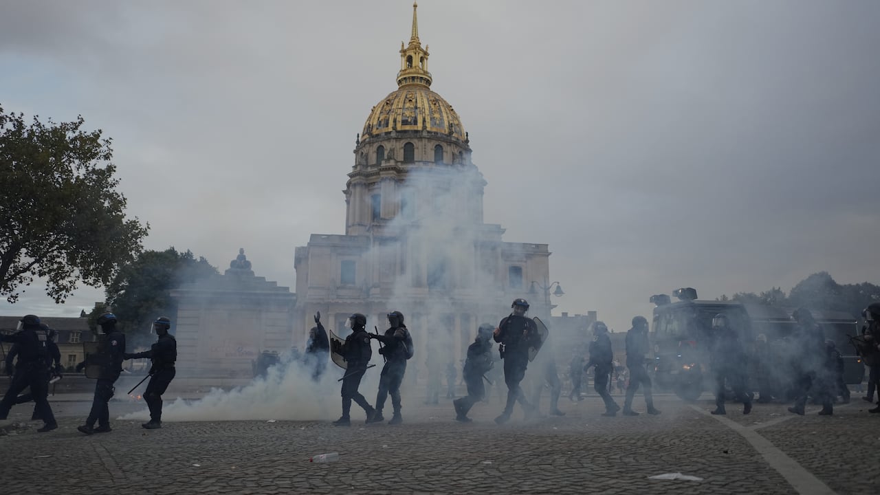 La policía encara a manifestantes en una protesta por el financiamiento escolar en Francia.