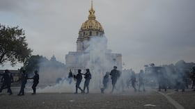 La policía encara a manifestantes en una protesta por el financiamiento escolar en Francia.