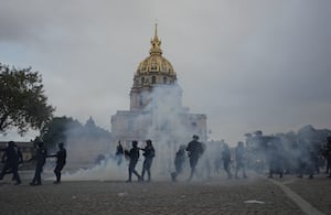 La policía encara a manifestantes en una protesta por el financiamiento escolar en Francia.