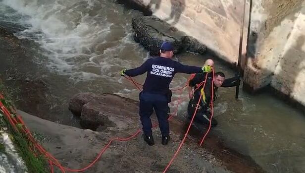 El cuerpo de bomberos rescató el cuerpo.