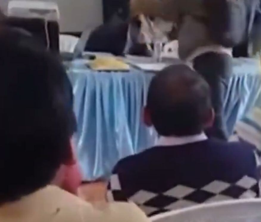 El alcalde intentó esquivar el líquido, pero sin éxito, pues quedó completamente bañado.