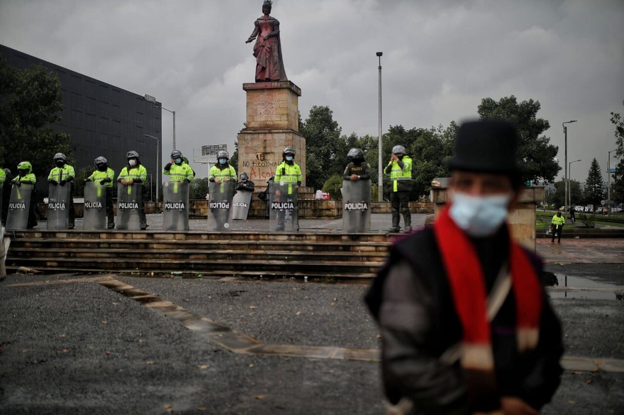 Paro Nacional avenida el dorado indigenas Misak, en las estatuas de Isabela la Católica y de Cristobal Colon