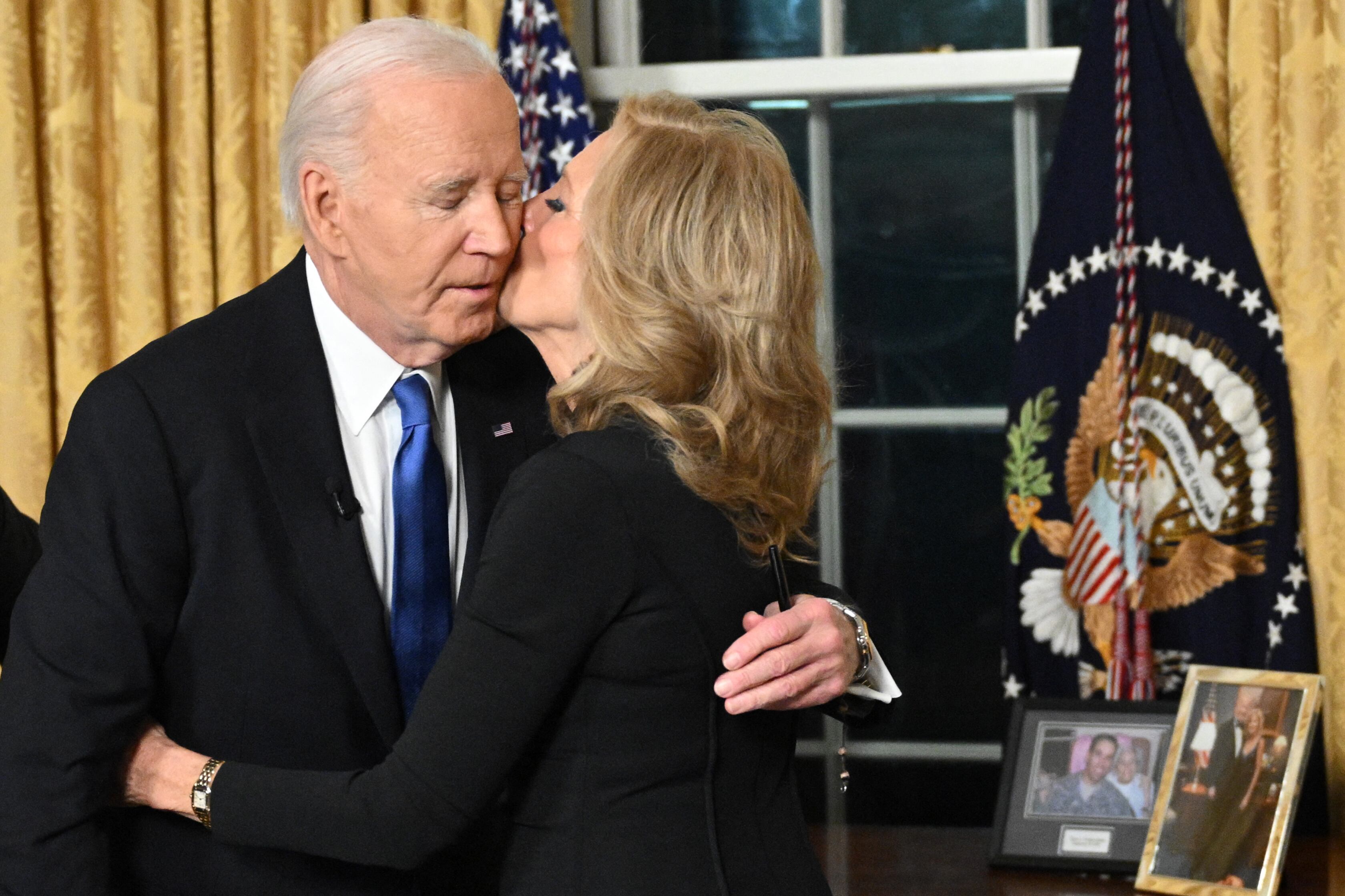 La primera dama Jill Biden besa a su marido, el presidente estadounidense Joe Biden, después de que éste pronunciara su discurso de despedida a la nación desde la Oficina Oval de la Casa Blanca en Washington, DC, el 15 de enero de 2025. (Foto de Mandel NGAN/POOL/AFP)