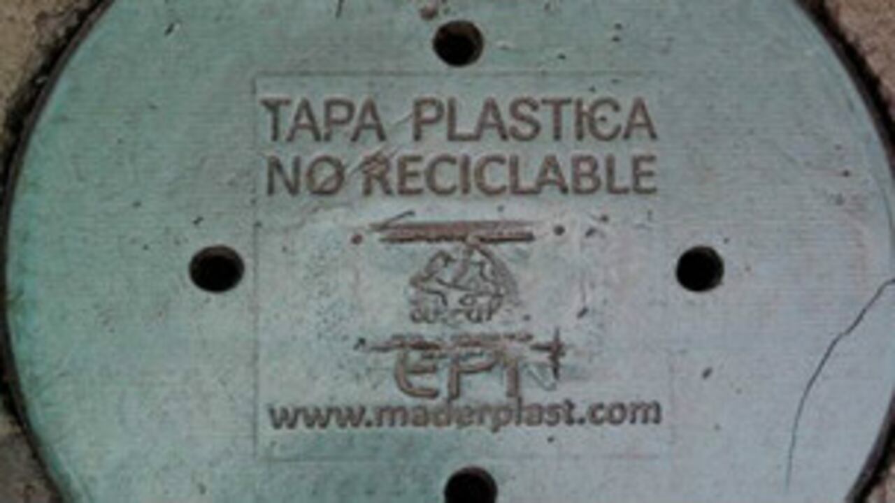 El logotipo de Acueductos de Bogotá hizo evidente que la procedencia de las tapas no tenía que ver con la ciudad donde se instalaron.