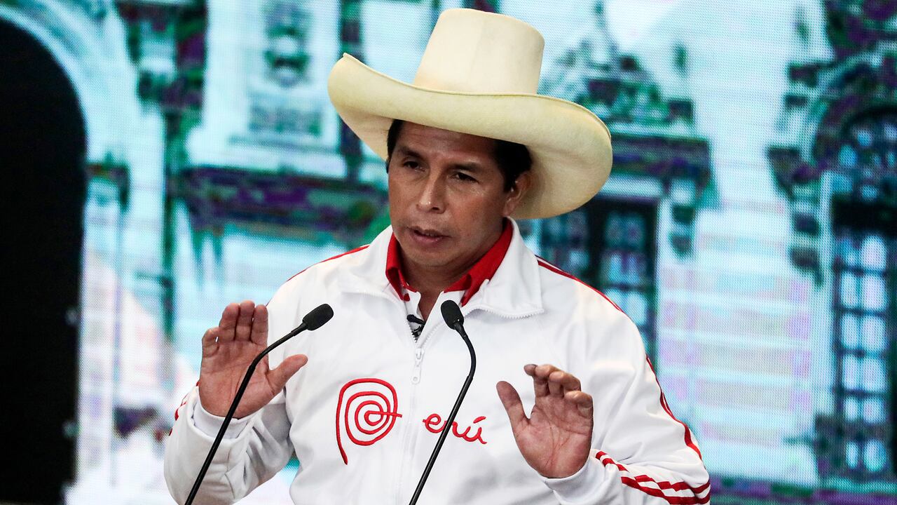 Pedro Castillo, del partido Perú Libre, habla durante un debate organizado por el Jurado Nacional Electoral el 30 de mayo de 2021 en Arequipa, Perú. Pedro Castillo del partido Perú Libre corre contra Keiko Fujimori del partido Fuerza Popular en la segunda vuelta presidencial del 6 de junio.