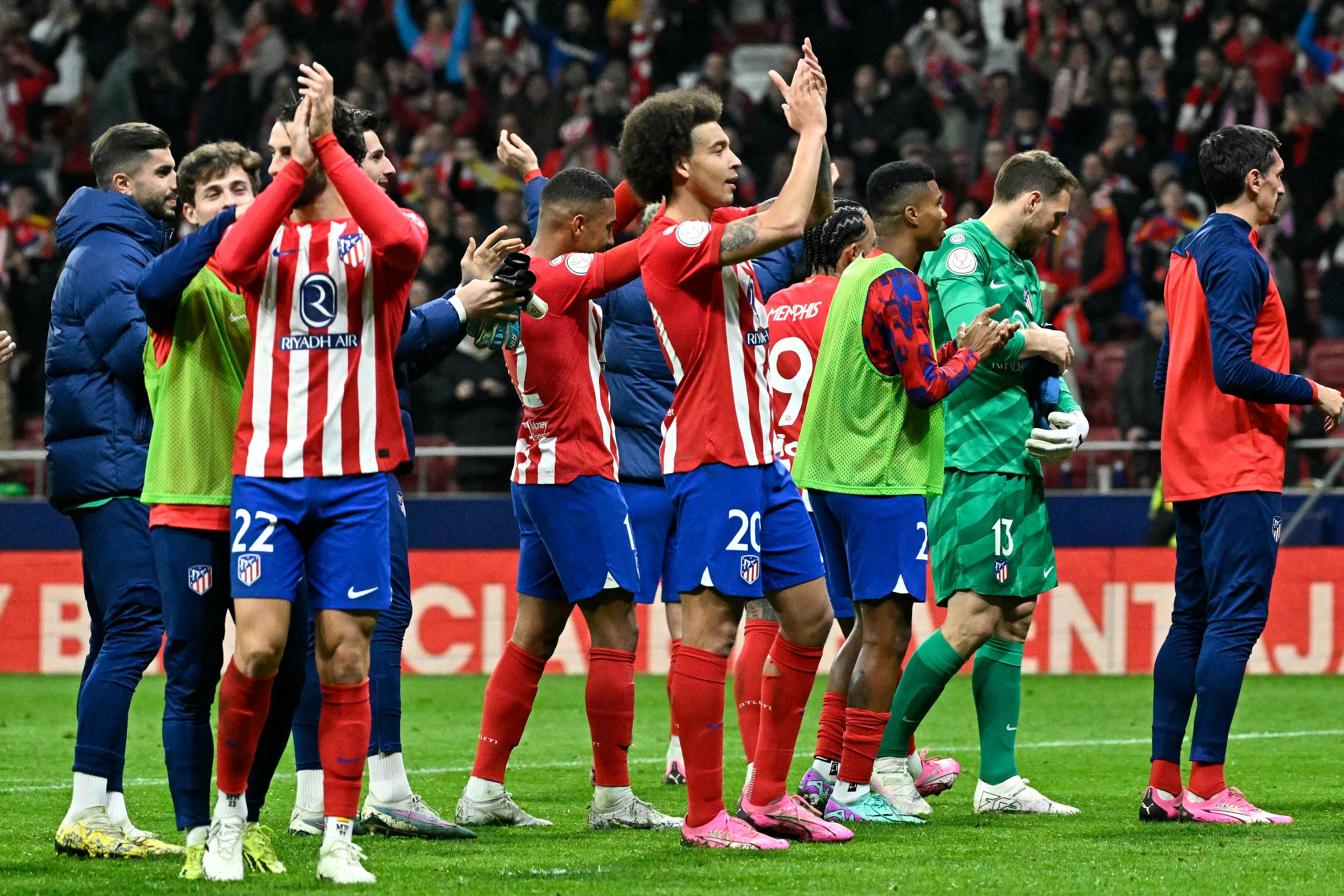 El centrocampista belga #20 del Atlético de Madrid, Axel Witsel (C), celebra con sus compañeros su victoria al final del partido de cuartos de final de la Copa del Rey de España entre el Club Atlético de Madrid y el Sevilla FC en el estadio Metropolitano de Madrid el 25 de enero. , 2024. El Atlético de Madrid ganó 1-0. (Foto de JAVIER SORIANO / AFP)