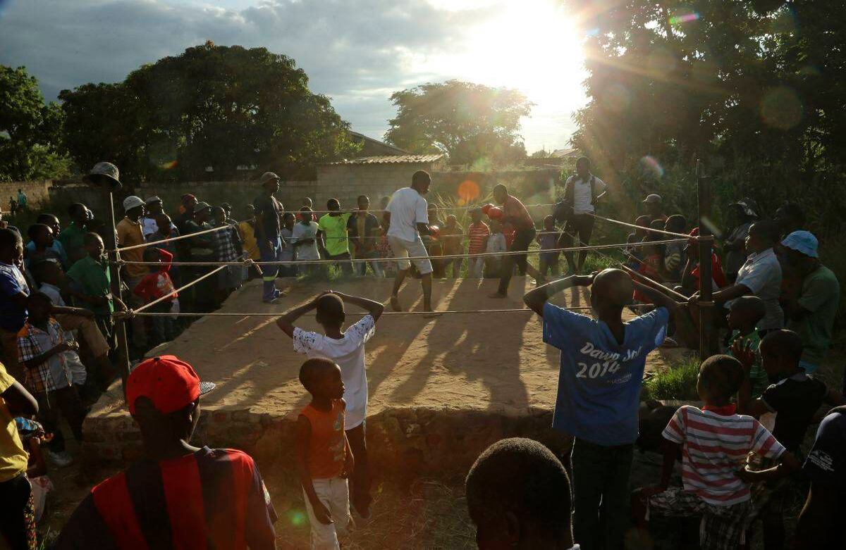 En este sábado, 12 de febrero, foto 2017, los muchachos jóvenes luchan en un anillo de boxeo en Chitungwiza, Zimbabwe. (Foto del AP / Tsvangirayi Mukwazhi)  