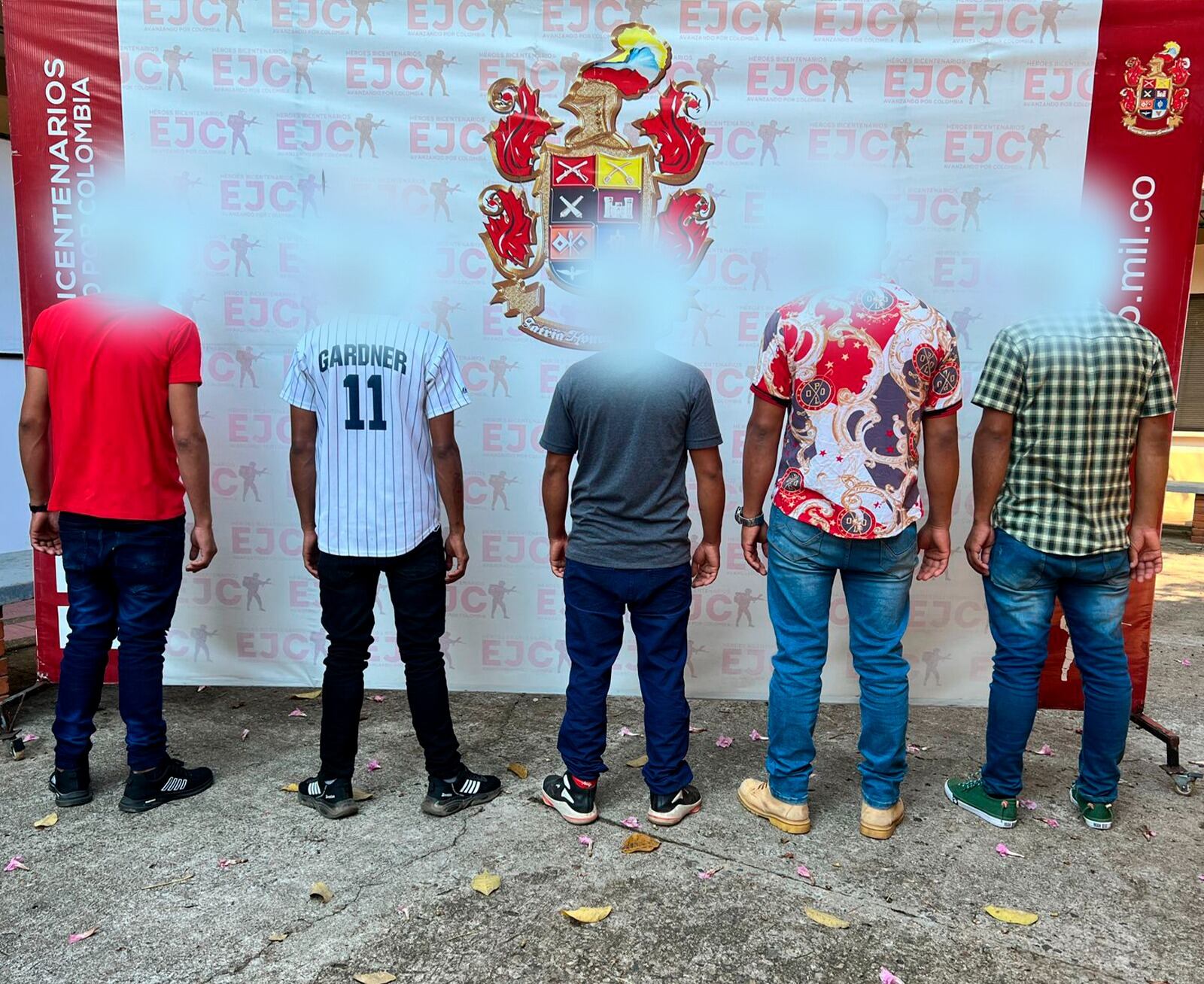 Estos cinco hombres que harían parte de las disidencias de las Farc de Iván Márquez se entregaron al Ejército.