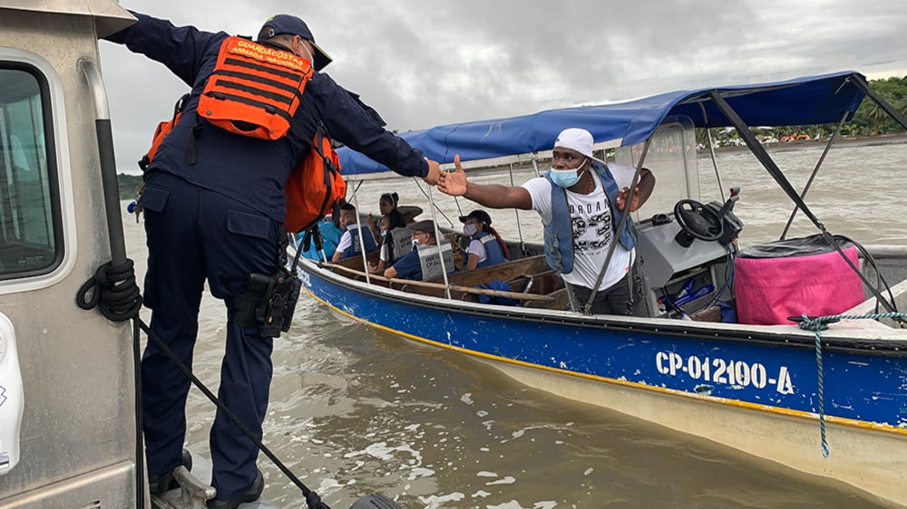 El grupo de Guardacostas de Buenaventura, en el mar Pacífico colombiano.