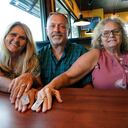 Dos días después de que Debby-Neal Strickland, izquierda, y Jim Strickland, centro, se casaran en noviembre, Debby donó un riñón a la ex esposa de Jim, Mylaen Merthe, derecha, mientras muestran las etiquetas de donante / receptor que habían hecho durante una reunión. Martes 25 de mayo de 2021 en un restaurante en Ocala, Florida (AP Photo / John Raoux)