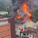 Más de diez unidades de bomberos de los municipios de Itagüí y Sabaneta controlan un voraz incendio de grandes proporciones en el barrio el Salado, municipio de Envigado, sur del Valle de Aburrá.