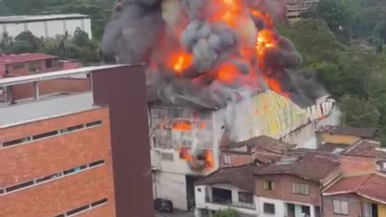 Más de diez unidades de bomberos de los municipios de Itagüí y Sabaneta controlan un voraz incendio de grandes proporciones en el barrio el Salado, municipio de Envigado, sur del Valle de Aburrá.