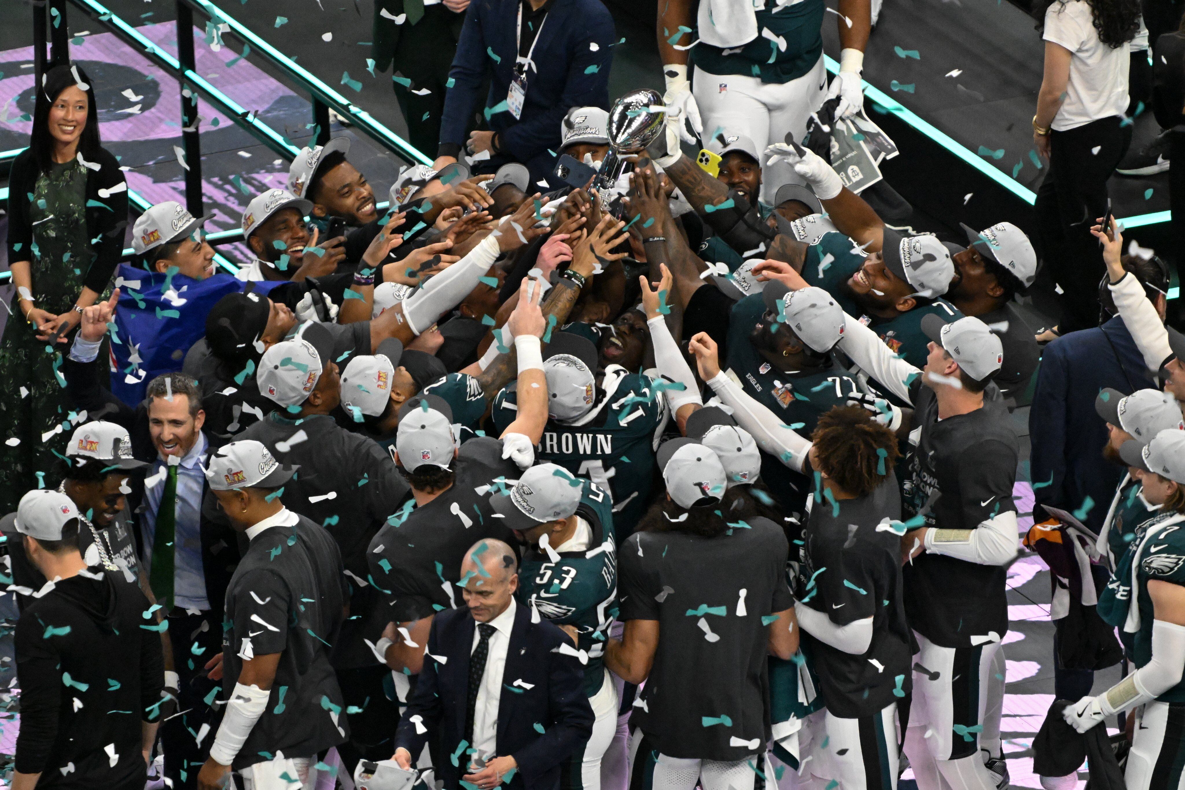 Jugadores y staff de Philadelphia Eagles celebran el título del Super Bowl LIX.