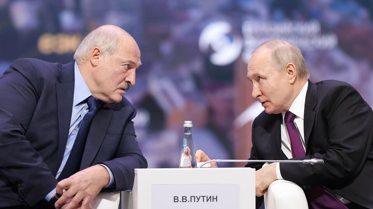 En esta foto publicada por la Fundación Roscongress, el presidente ruso, Vladimir Putin, a la derecha, y el presidente bielorruso, Alexander Lukashenko, hablan durante la sesión plenaria del Foro Económico Euroasiático en Moscú
