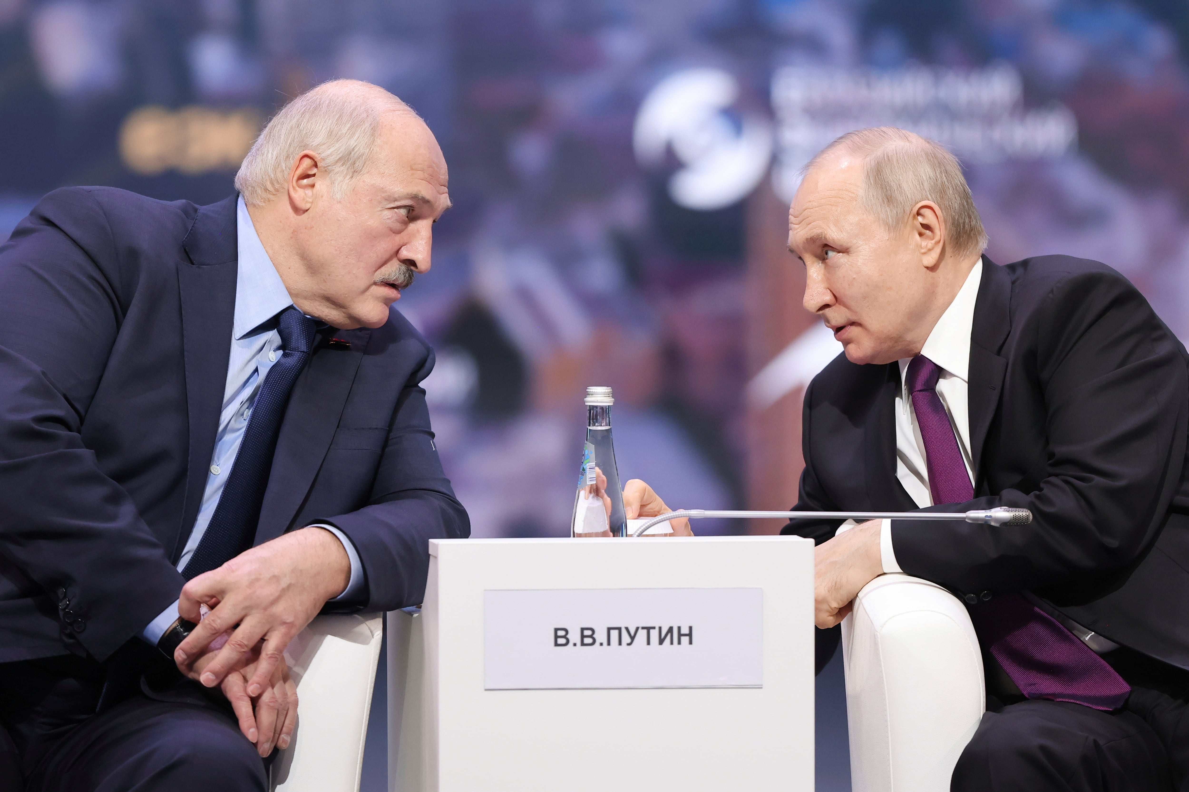 En esta foto publicada por la Fundación Roscongress, el presidente ruso, Vladimir Putin, a la derecha, y el presidente bielorruso, Alexander Lukashenko, hablan durante la sesión plenaria del Foro Económico Euroasiático en Moscú
