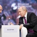 En esta foto publicada por la Fundación Roscongress, el presidente ruso, Vladimir Putin, a la derecha, y el presidente bielorruso, Alexander Lukashenko, hablan durante la sesión plenaria del Foro Económico Euroasiático en Moscú